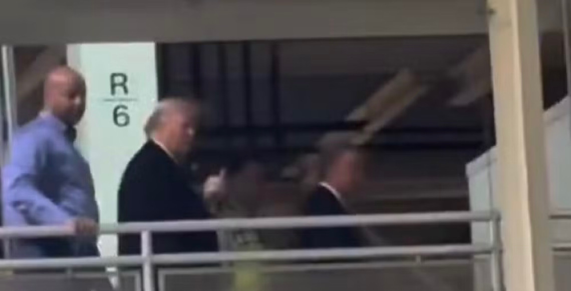 Trump mostra dedo do meio e xinga funcionário de fábrica que o chamou de 'defensor de pedófilo'