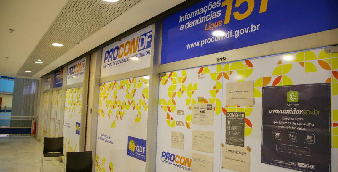 Procon do Distrito Federal autua 27 escolas particulares após fiscalização de listas de materiais