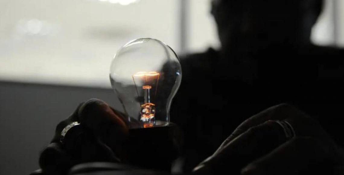 Entenda como funciona o programa Luz do Povo que leva energia às famílias de baixa renda