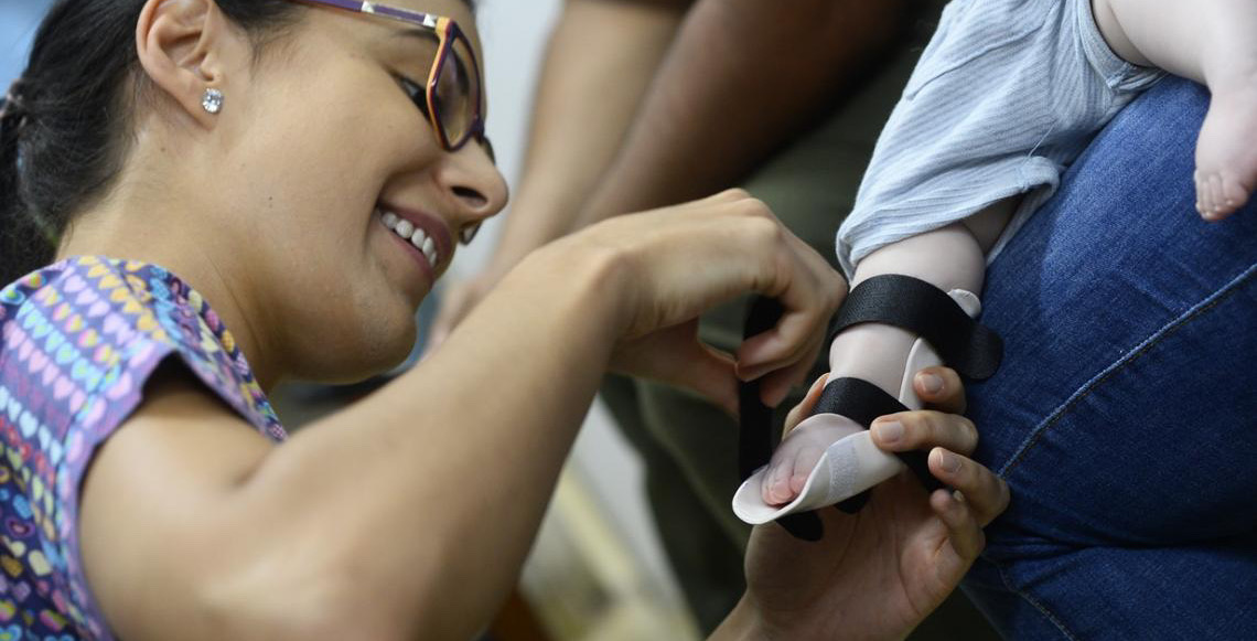 Cuidado que molda o futuro da criança: Órteses ajudam bebês a se desenvolver melhor