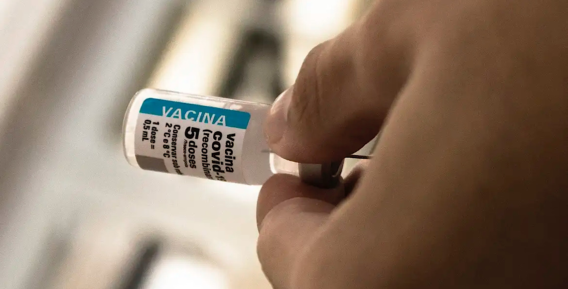 Após cinco anos de vacinação, covid recua, mas ainda preocupa 