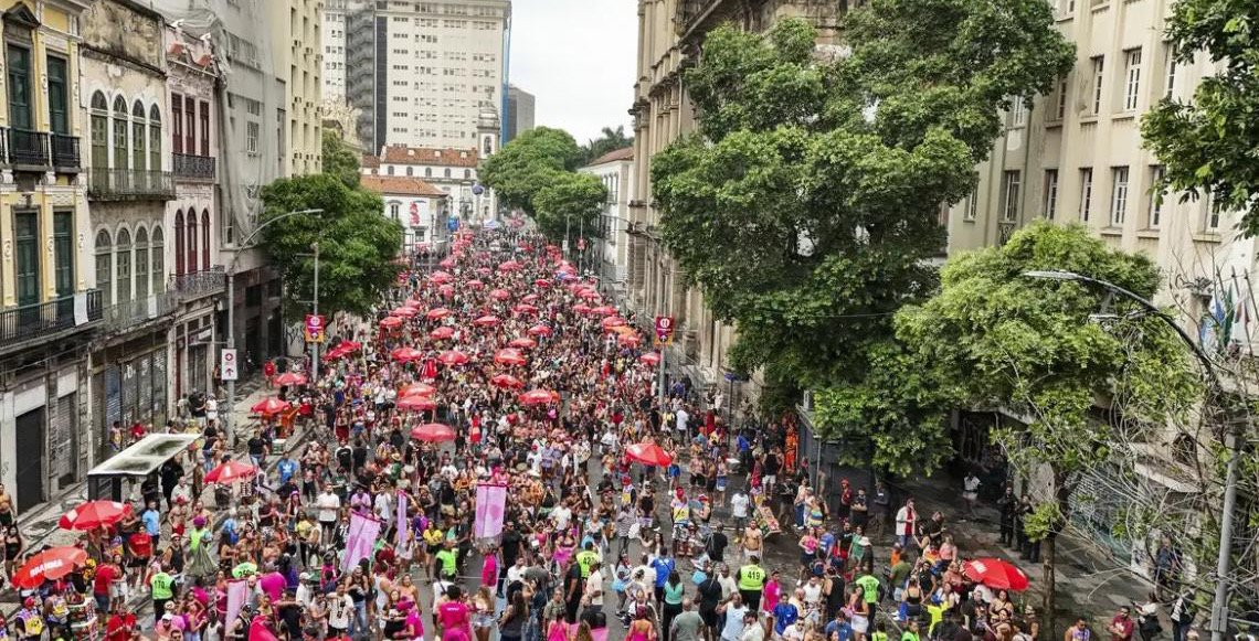 Bloco da Lexa atrai foliões para o circuito de megablocos Preta Gil no centro do Rio de Janeiro