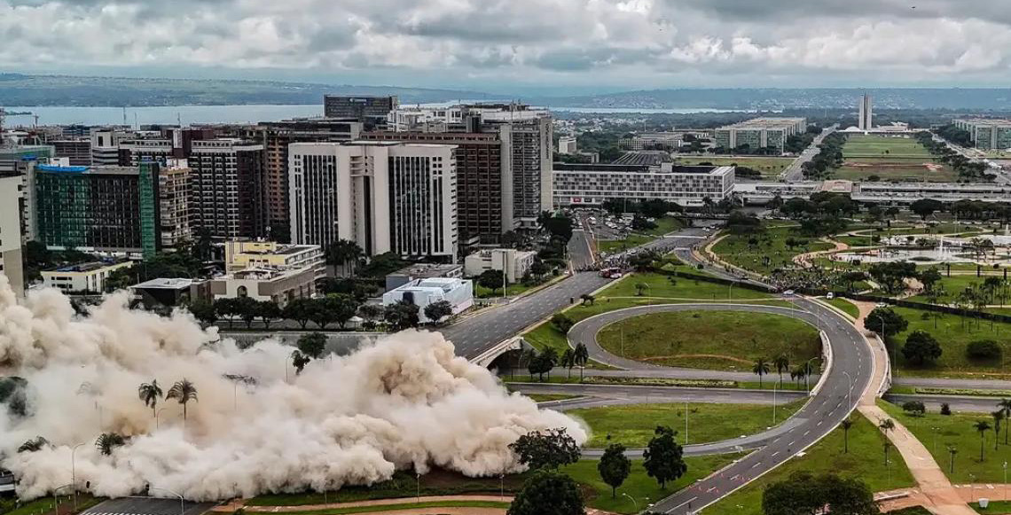 SLU realiza limpeza imediata após implosão do Hotel Torre Palace, no Distrito Federal