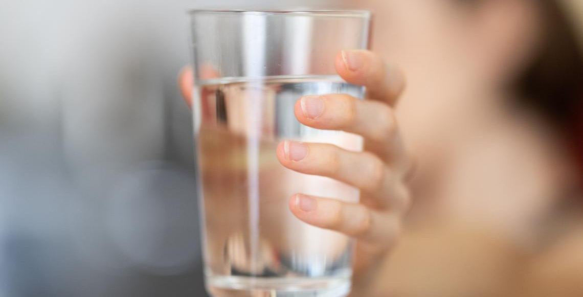 Olheiras, boca seca, cansaço excessivo, tontura e fala desconexa: O perigo da desidratação em idosos