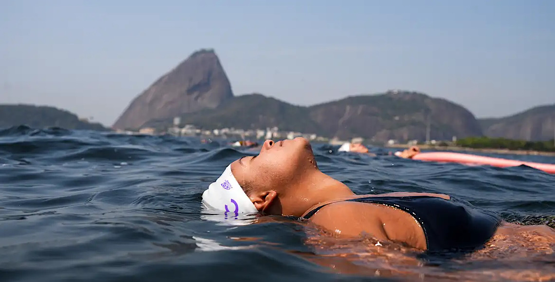 Treinos em grupo na praia devolvem liberdade a pessoas trans no Rio de Janeiro 