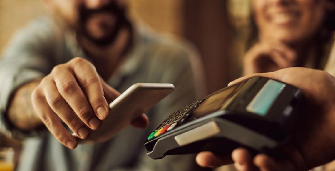 Entrada de dólares no turismo atinge nível recorde em 2025, com quase US$ 7,9 bilhões gastos por estrangeiros no Brasil