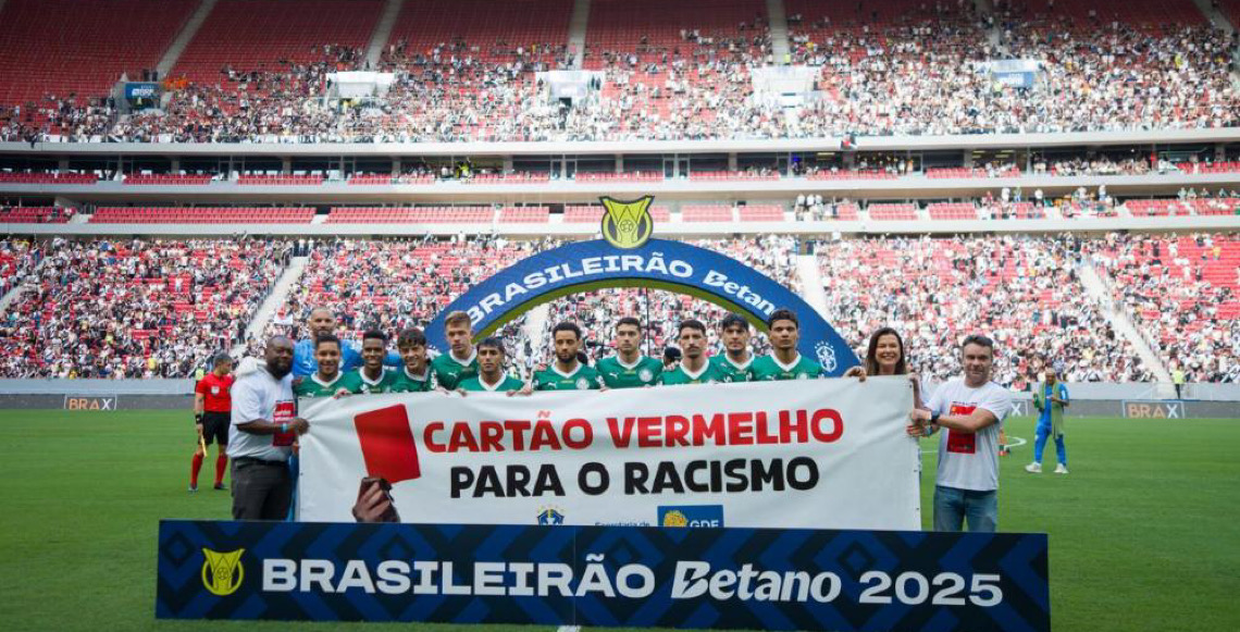 Campanha Cartão Vermelho para o Racismo entra em campo na decisão entre Flamengo e Corinthians no Mané