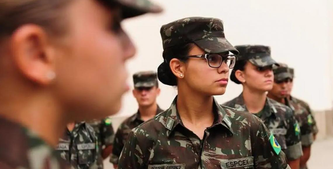 Exército brasileiro faz seleção para alistamento militar de homens e mulheres
