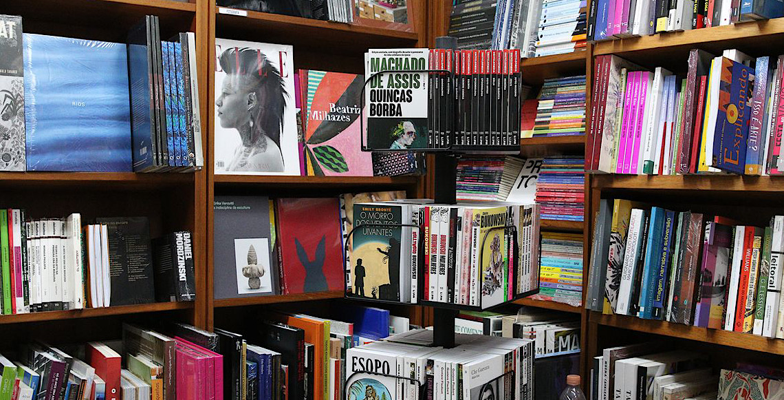 Livros de colorir e religiosos ocupam topo da lista de mais vendidos de 2025