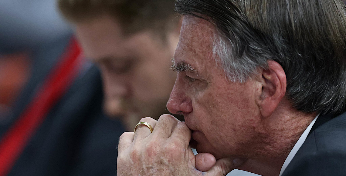 Bolsonaro completa 6 meses preso com briga por sobrevivência do clã e em negociação por domiciliar