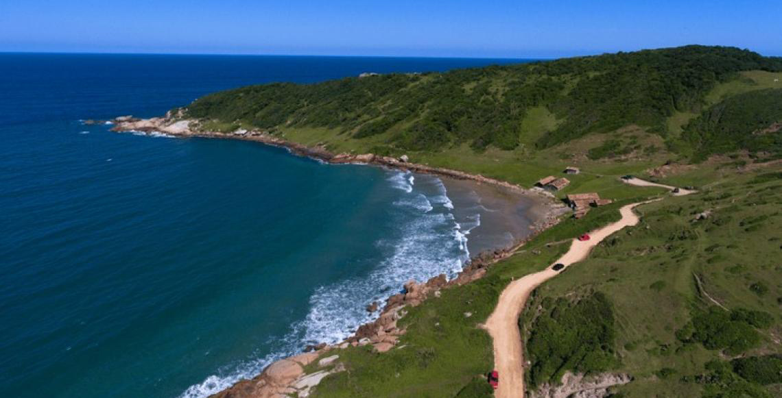 Garopaba atrai turistas com praias, dunas e a cultura do surfe no litoral catarinense