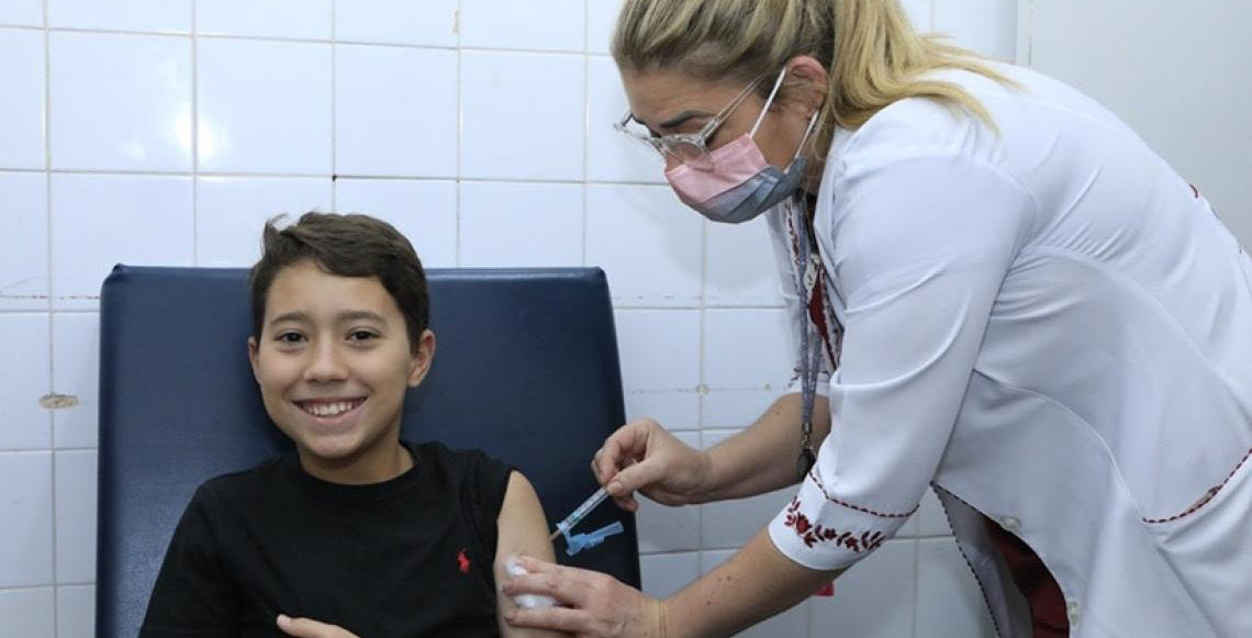 Crianças e adolescentes de 10 a 14 anos precisam comparecer às unidades de saúde para imunização contra Dengue