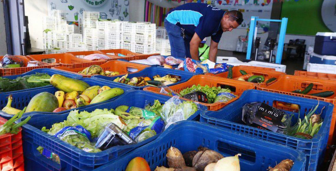 Regulamentação em escolas reduz consumo de ultraprocessados por adolescentes, diz estudo