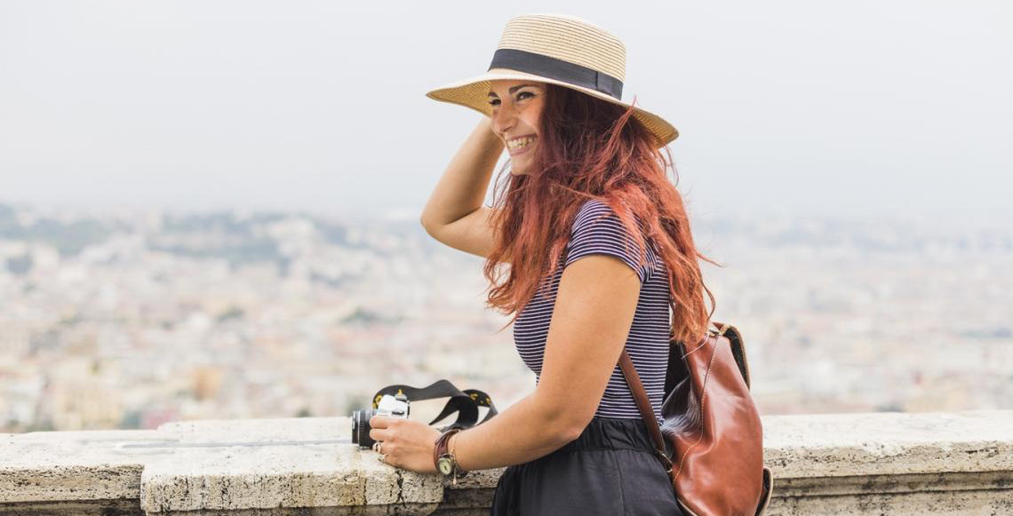 Ministério do Turismo lança guia inédito para mulheres que viajam sozinhas e revela o perfil das viajantes brasileiras