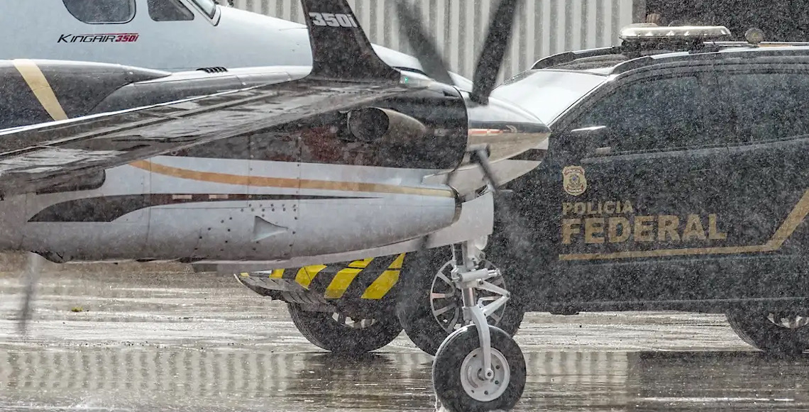 Daniel Vorcaro, dono do Banco Master, chega a Brasília em voo da Policia Federal e vai para presídio federal 