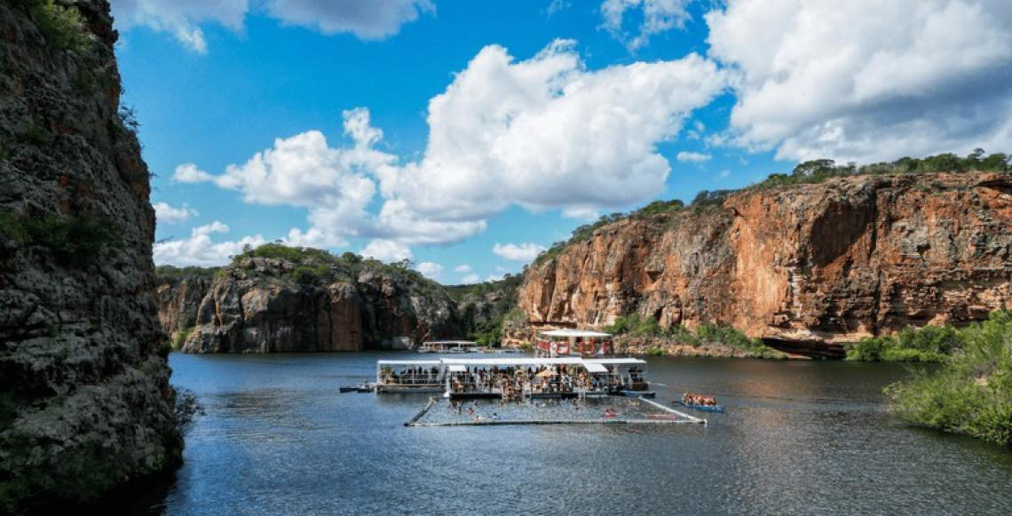 Conheça uma cidade no oásis do sertão, em Alagoas, que une as águas do Velho Chico e a rica história do cangaço