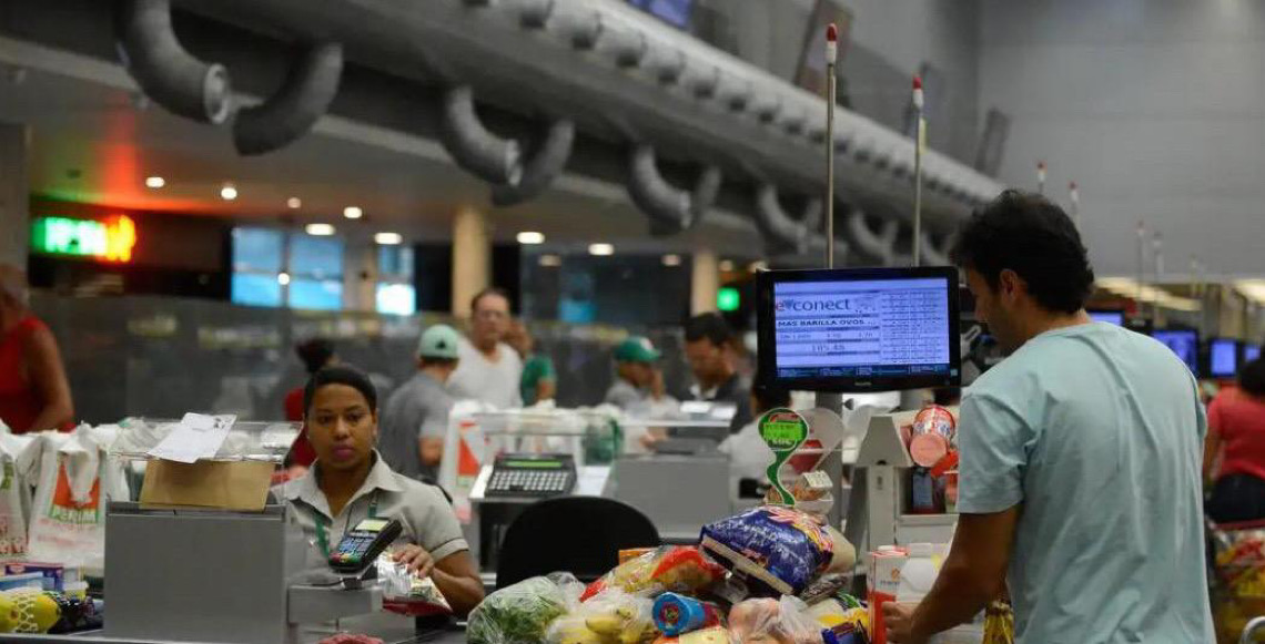 Governo federal adia por 90 dias regra sobre trabalho no comércio em feriados