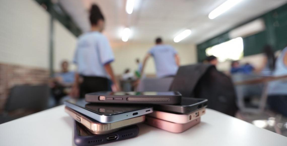 Pesquisa nacional do Ministério da Educação avalia impacto da lei que regula o uso de celulares nas escolas