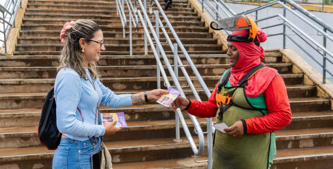 Profissionais da Educação do Distrito Federal vão às ruas em ação de busca ativa para a EJA