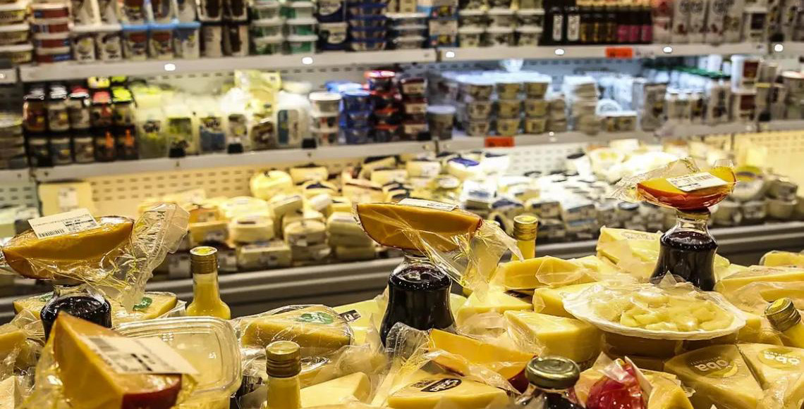 Crédito e emprego explicam vendas no comércio em patamar recorde no Brasil, aponta análise