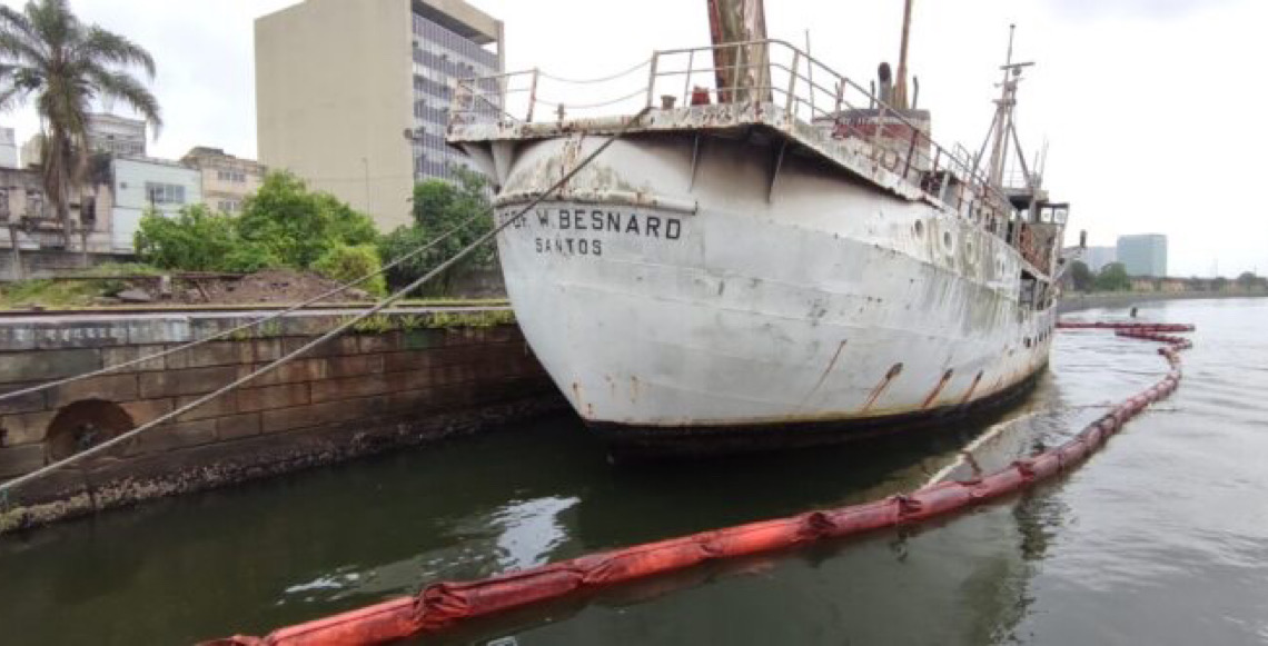 Navio histórico tomba no porto de Santos e será retirado do local