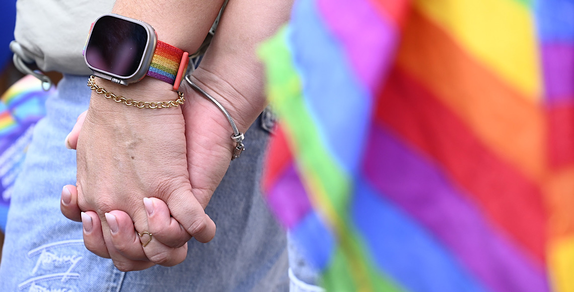 Mulheres lésbicas assumem relacionamento mais rápido? Especialistas explicam estigma