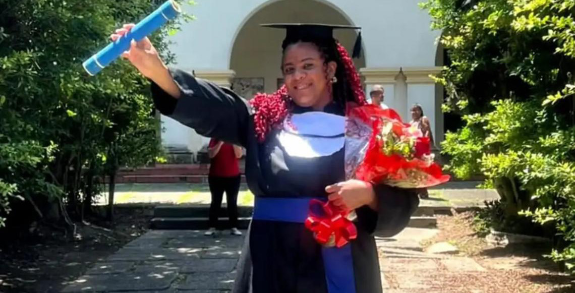 Mulher trans chega à universidade 25 anos após violências na escola