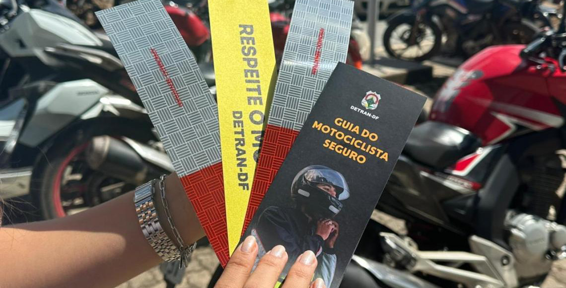 Entregadores por aplicativo do DF recebem kit de adesivos refletivos para baú de motofrete