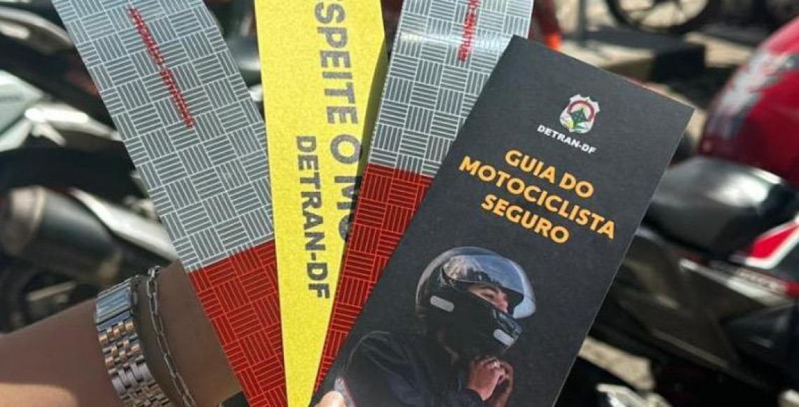 Entregadores por aplicativo do DF recebem kit de adesivos refletivos para baú de motofrete