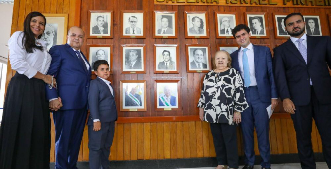 Ibaneis Rocha assina renúncia ao cargo de governador do DF durante agenda em Ceilândia