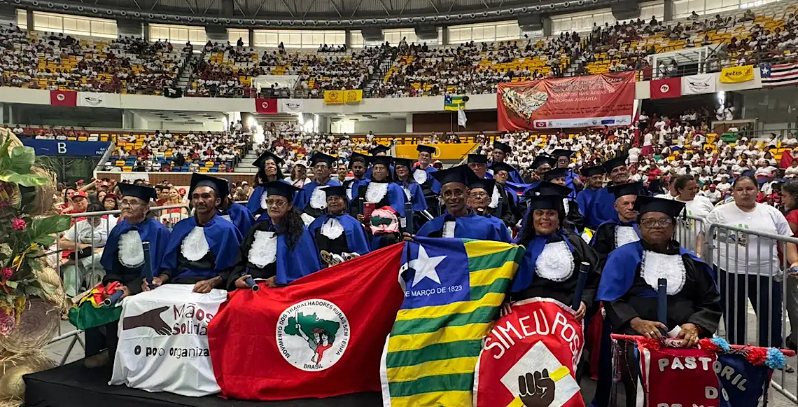 Festa no Ginásio de Esportes Geraldo Magalhães, no Recife celebra 30 mil alfabetizados em programa social 