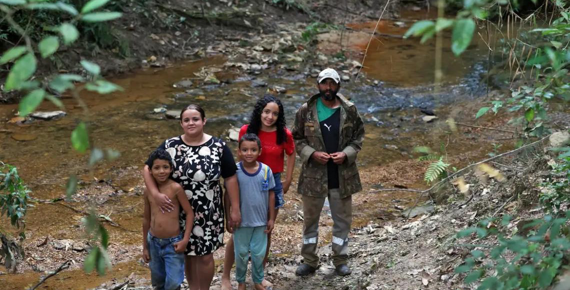 Crianças de comunidade quilombola de Antinha de Baixo, andam na escuridão para ir à escola