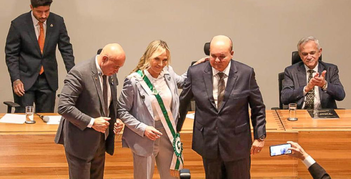 Sessão na Câmara Legislativa oficializa transmissão de cargo e Celina Leão assume o GDF