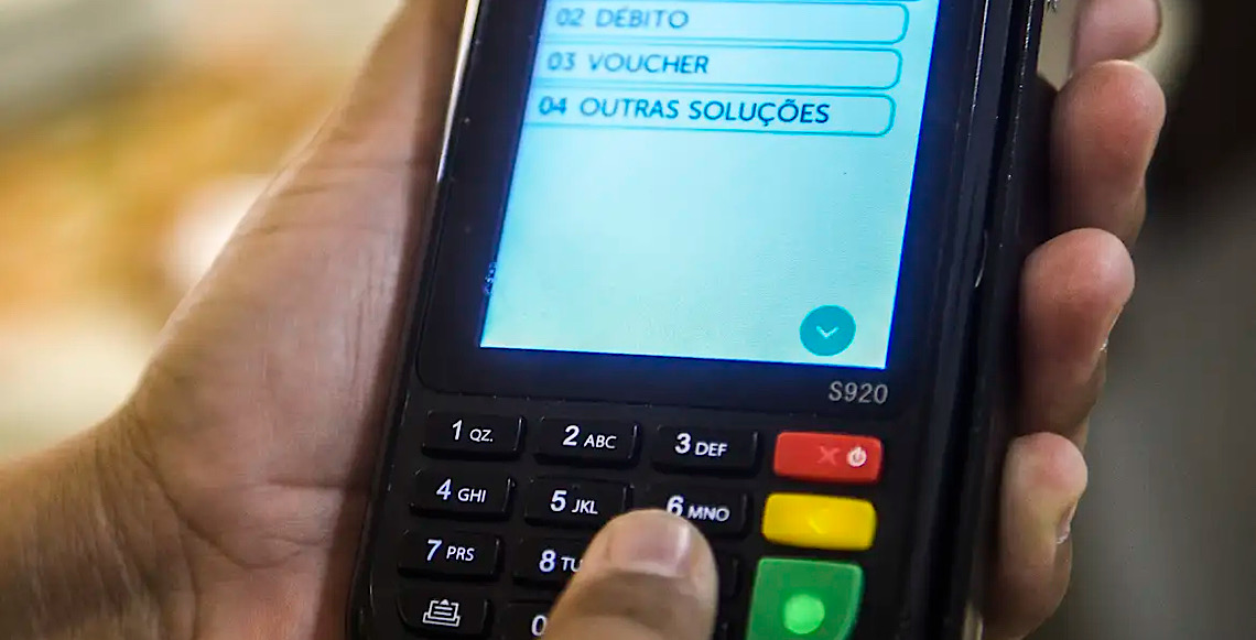 Juros do cartão de crédito pesam mais para famílias em fevereiro,  Banco Central do Brasil