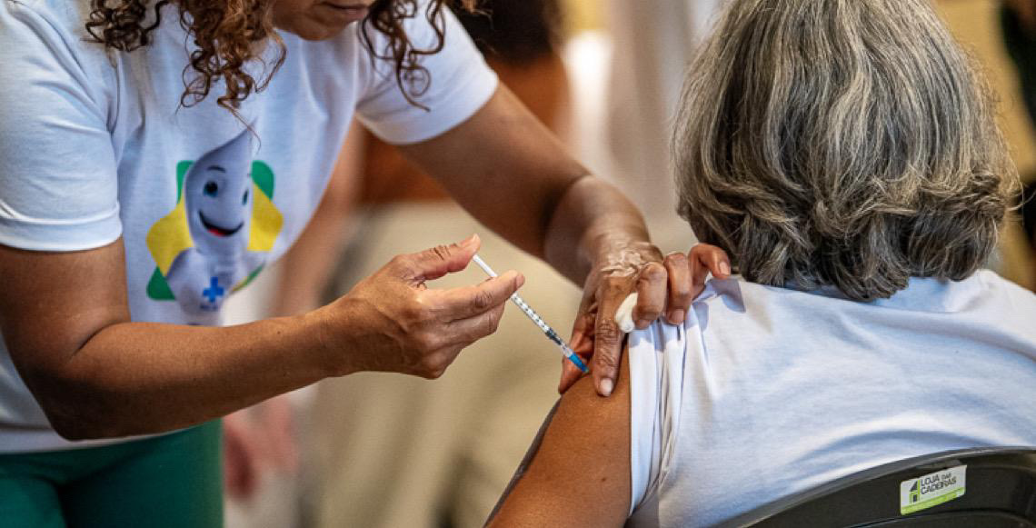Campanha de vacinação contra a gripe 2026 reforça proteção à pessoa idosa no DF