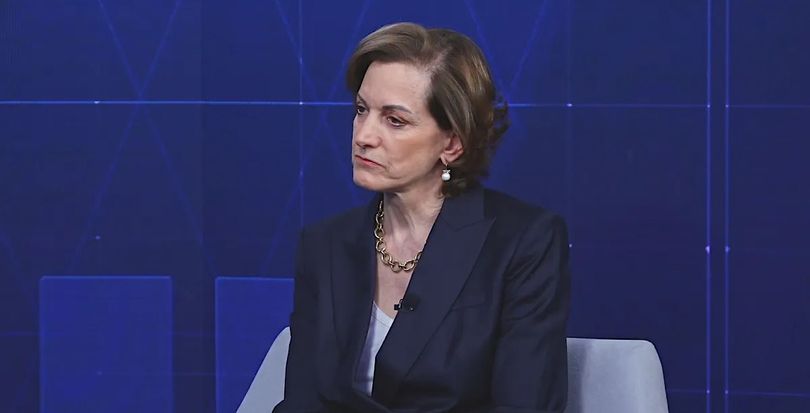 Governo Trump promove autoritarismo ao apoiar extremistas em eleições no mundo, diz Anne Applebaum