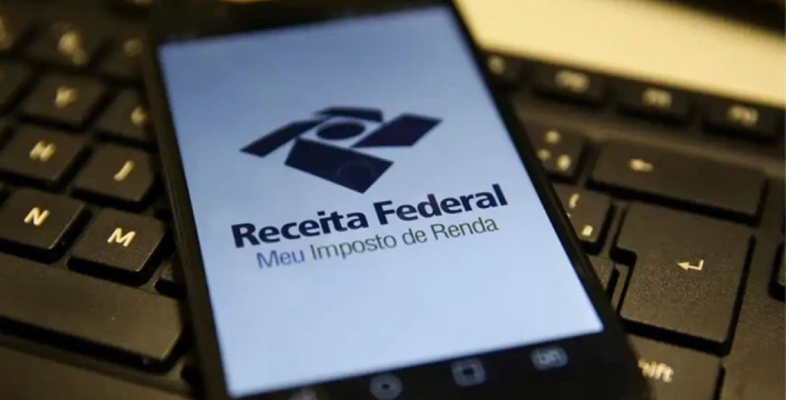 Veja se vale a pena parcelar o Imposto de Renda ou tomar empréstimo para pagar