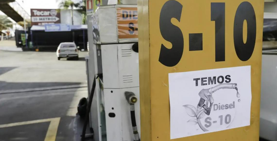 Governo brasileiro anuncia pacote para conter alta dos combustíveis que inclui subsídios e isenções