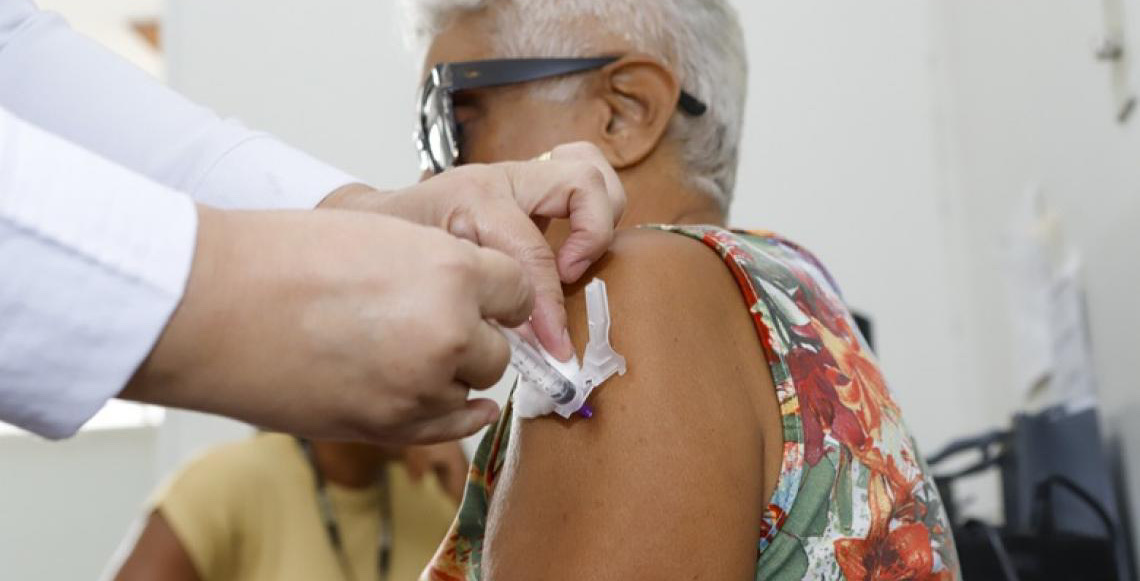 Vacinação de adultos contra a covid-19 é retomada em UBSs do DF com a chegada de 50 mil doses