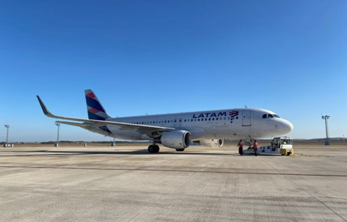 Brasileiros viajam em grupos ou sozinhos para Santiago, no Chile, para fotografar aviões