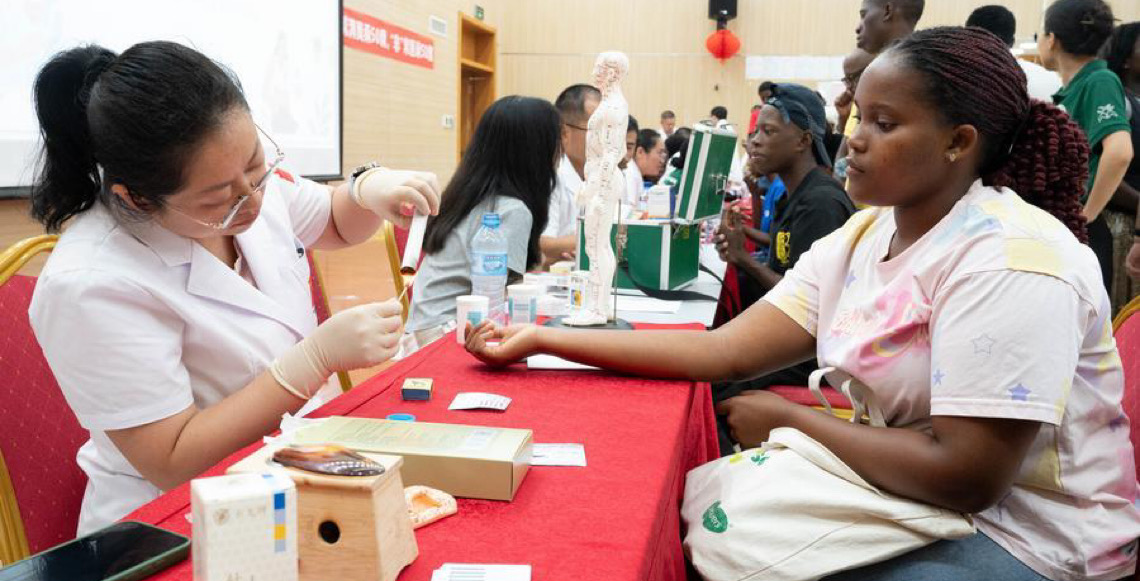 Equipe médica chinesa realiza clínica gratuita e promove sensibilização para a saúde em Moçambique