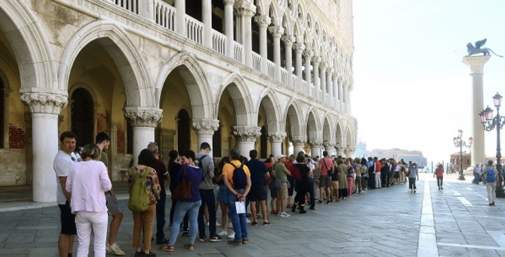 Comissão Europeia ameaça cortar verba da Bienal de Veneza caso pavilhão russo seja reaberto