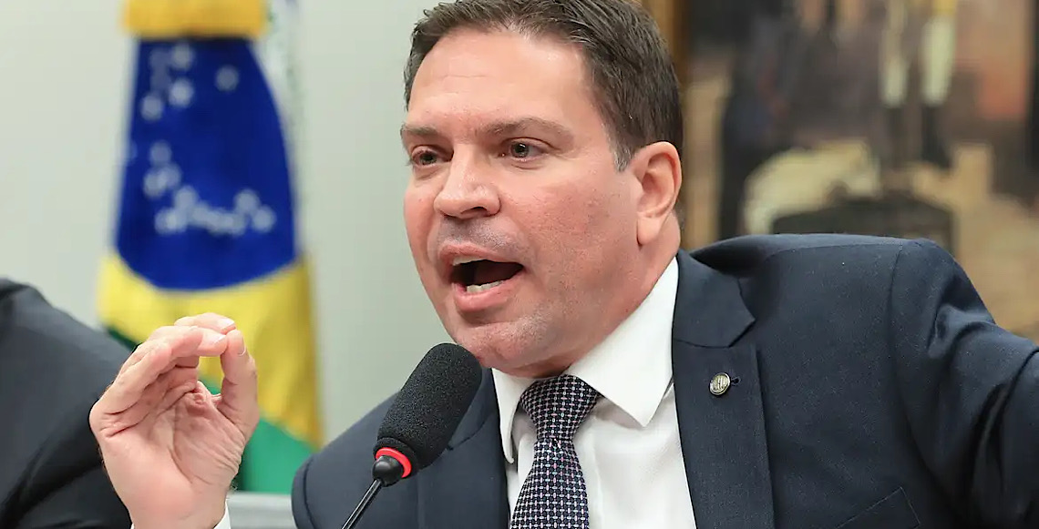 Ramagem deixa prisão em Orlando, no estado da Flórida e aguarda aprovação de ação de exilado  político