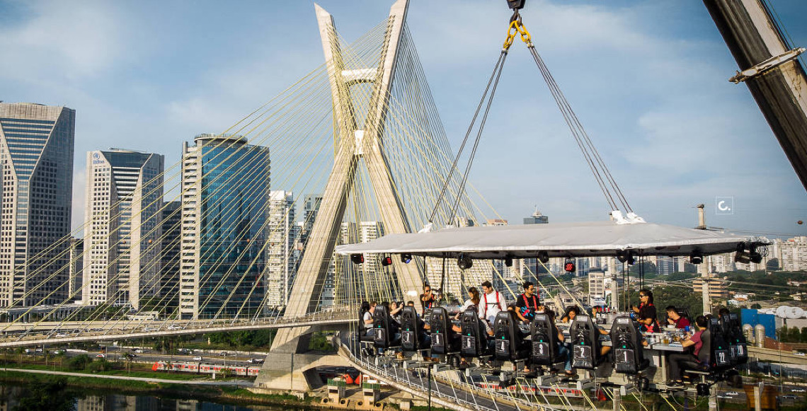 Como é o Dinner in the Sky, que serve comida a 40 metros de altura no parque Cândido Portinari