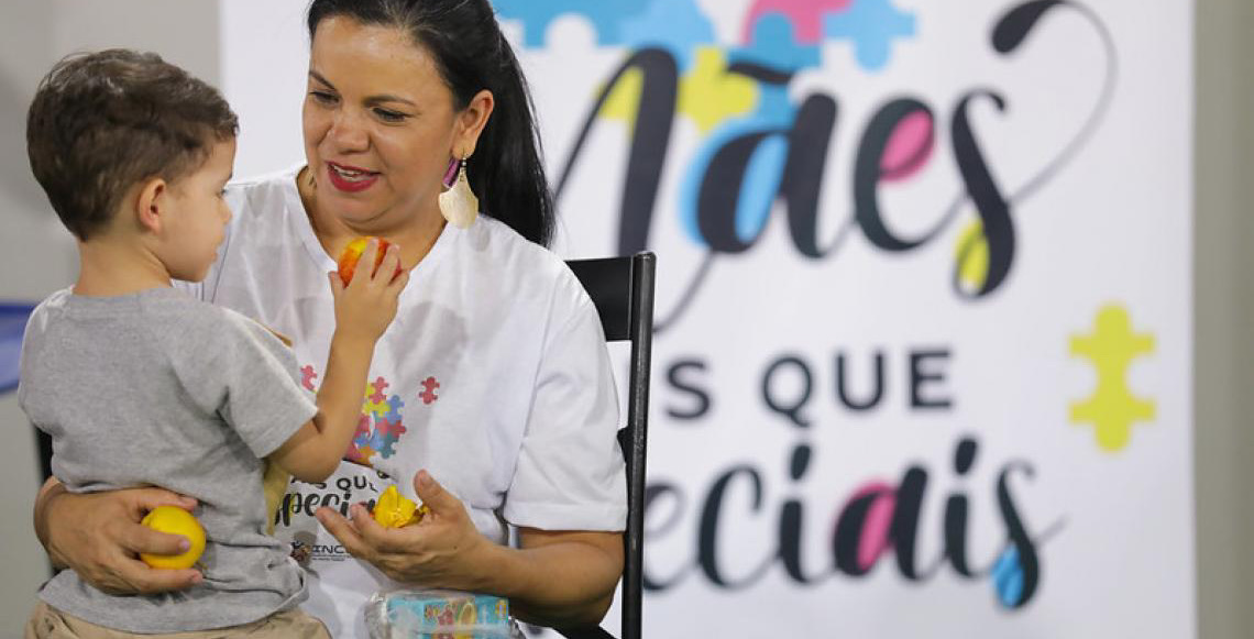 Mães atípicas ganham apoio em capacitação com famílias de crianças com síndrome de Down