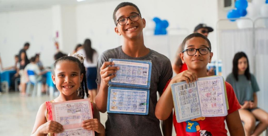 Governo do Brasil faz vacinação nas escolas públicas para alcançar 27 milhões de estudantes