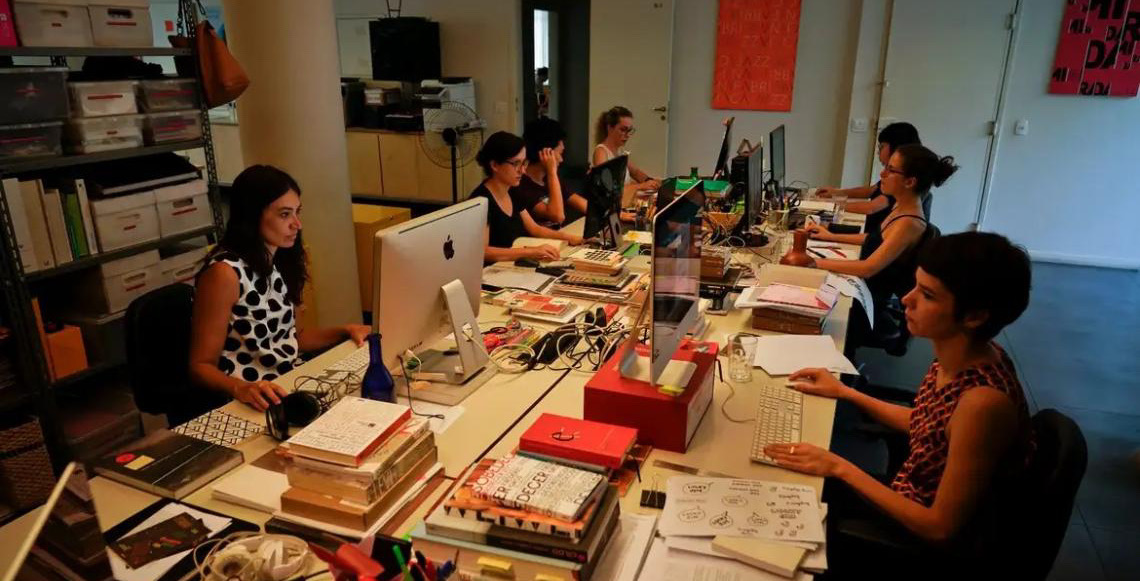 Emprego feminino aumenta 11%, apesar da ampliação, desigualdade salarial persiste