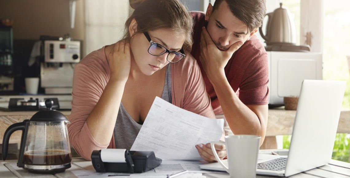 Juros elevados no Brasil mantêm pressão sobre endividamento das famílias