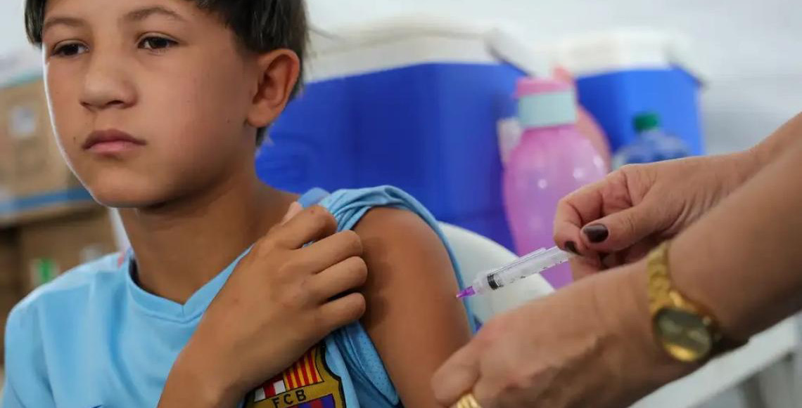Semana de imunização de crianças e adolescentes destaca vacinas contra HPV em escolas do Brasil