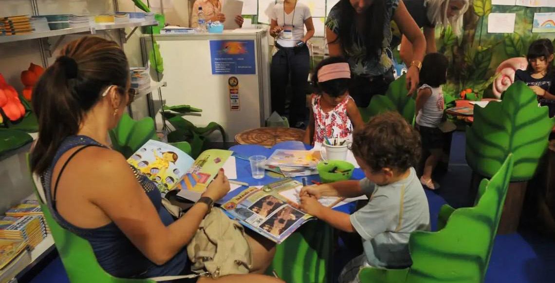 Estudo da OCDE revela que 53% das famílias brasileiras raramente leem para criança